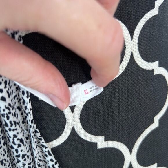 Lush Black & White Animal Print Short Sleeve Vneck Wrap Shirt Lightweight Sz XL - Picture 5 of 13